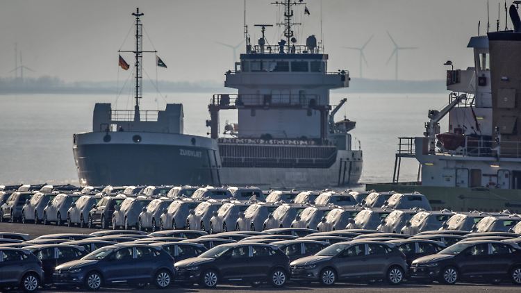 Volkswagen und Audis warten in Emden darauf, nach Übersee verschifft zu werden.