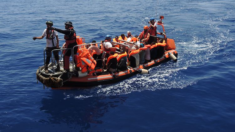 Immer wieder geraten Migranten, ähnlich wie auf dem Foto zu sehen, im Mittelmeer in Seenot. Nun hat ein Kreuzfahrtschiff mehr als hundert Flüchtlinge an Bord genommen. Ein aktuelles Bild davon gibt es bislang nicht.