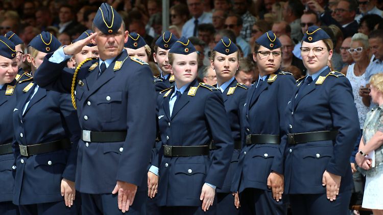 Feierliches Gelöbnis von 400 Soldaten und Soldatinnen am Samstag in Berlin. 