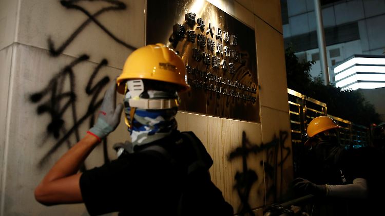 Mit Farbe besprüht, mit Eiern beworfen: Die Unabhängikeitsbewegung greift erstmals die chinesische Vertretung in Hongkong an.