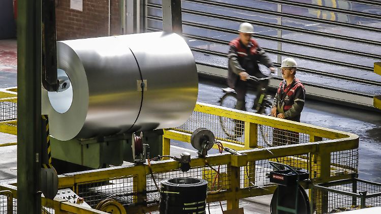 Stahlproduktion im Hüttenwerk Duisburg - auch auf Produkte aus dem Ruhrgebiet werden künftig in China Importzölle erhoben.