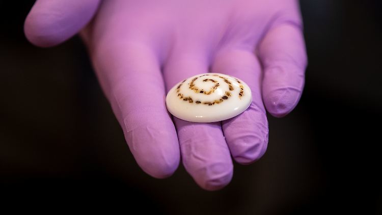 Ein Taler oder eine Brosche? In jedem Fall Schmuck aus Muttermilch.