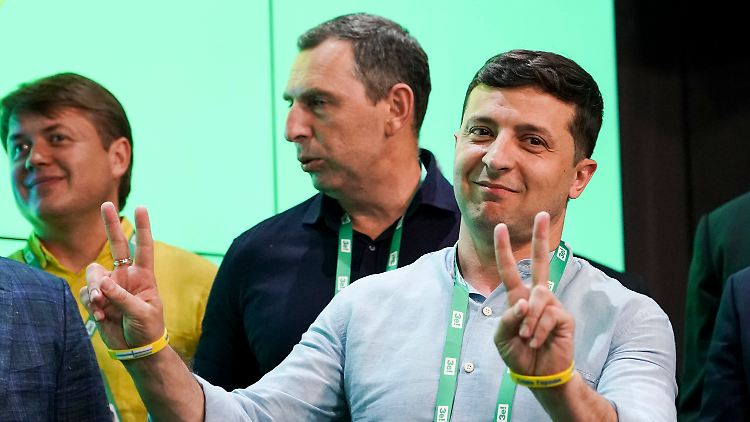 Es sieht gut aus für die Partei von Wolodymyr Selenskyj: Schon nach den ersten Auszählungen der Wählerstimmen wird deutlich, dass der prowestliche Präsident deutlich vorne liegt.