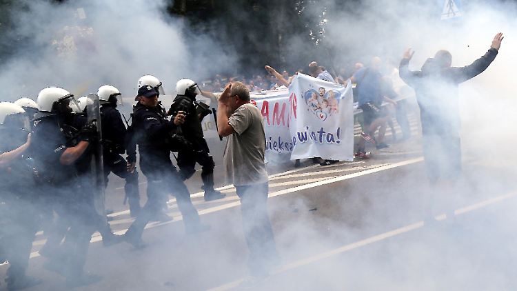 Die Polizei ging gegen Hooligans und Störer des Marsches vor.