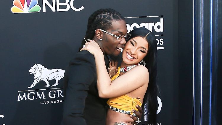 Offset und Cardi B zeigen ihre Liebe öffentlich.