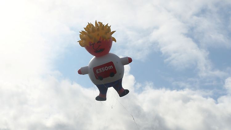Viel heiße Luft: Demonstranten lassen am Samstag eine Boris-Johnson-Puppe in den Himmel über London aufsteigen. 