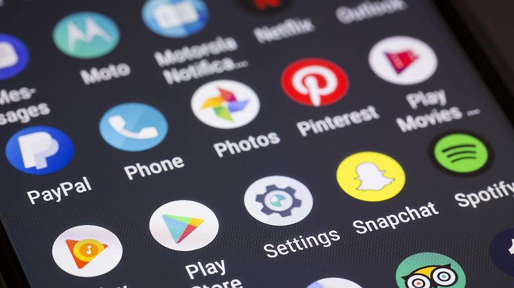 Auch in der Schule soll die Angst, ohne Smartphone unterwegs zu ein und etwas zu verpassen, stärker thematisiert werden.