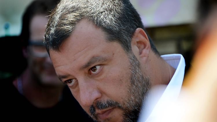Geschachere um Seenotrettung im Mittelmeer: Italiens Vize-Premier Salvini glänzt in Paris durch Abwesenheit.