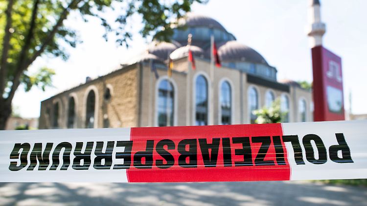 In der Duisburger Ditib-Moschee hatte ein Drohschreiben eine Bombenzündung am Nachmittag angekündigt.