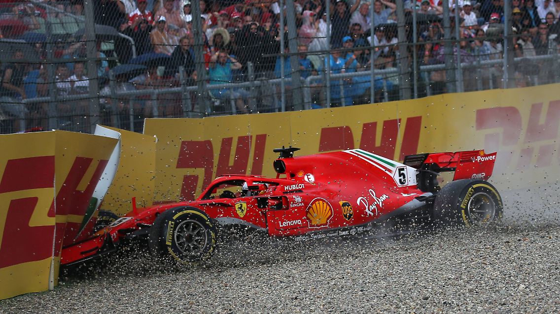 In Führung liegend und damit auf dem Weg zum Heimsieg setzte Sebastian Vettel seinen Ferrari im vergangenen Jahr in die Streckenbegrenzung.