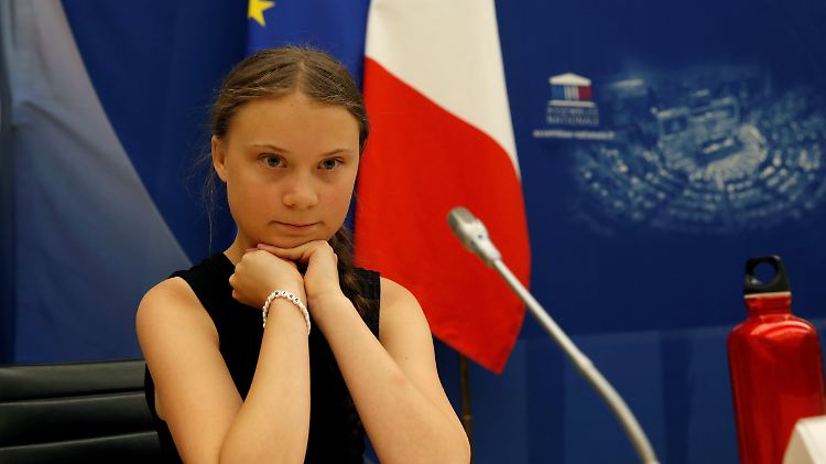 Hitzige Debatten zur Erderwärmung: Greta Thunberg spricht im französischen Parlament.