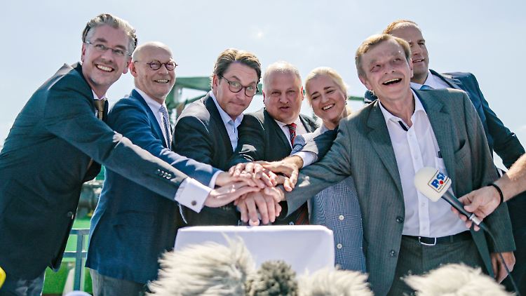 Ausgelassene Stimmung beim symbolischen Startschuss der Elbvertiefung. Kritiker waren nicht an Bord.