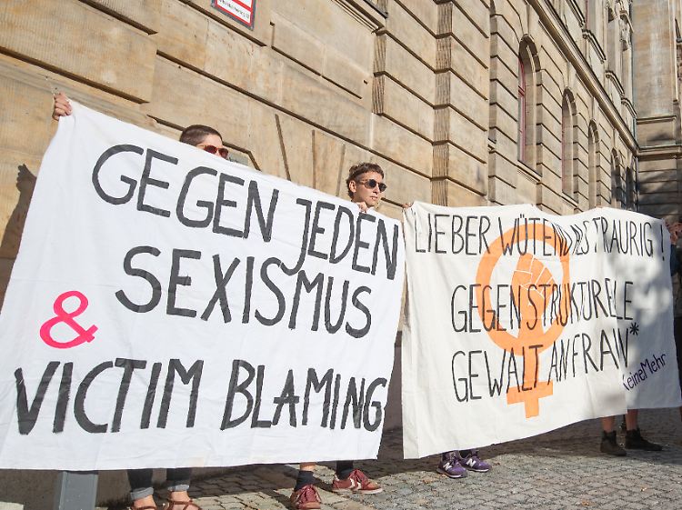 Vor dem Gericht protestierten einige Menschen "gegen jeden Sexismus und Victim Blaming".
