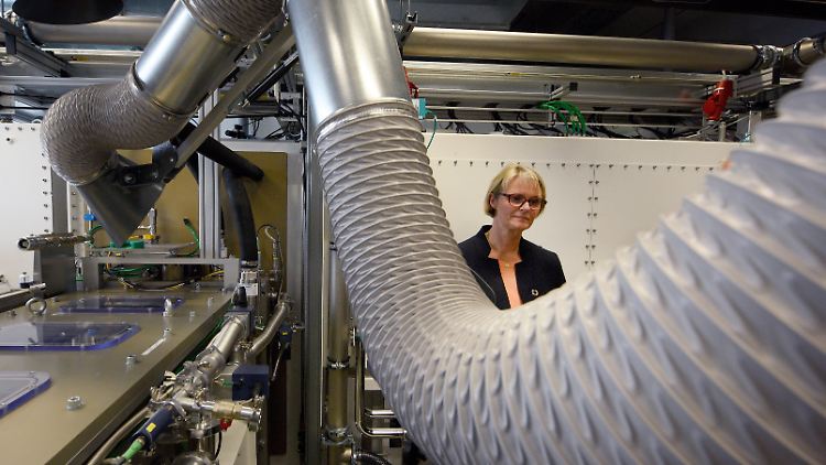 Forschungsministerin Karliczek besuchte auch ein Zentrum für Sonnenenergie- und Wasserstoffforschung in Ulm - entschied sich dann aber gegen diesen Standort.
