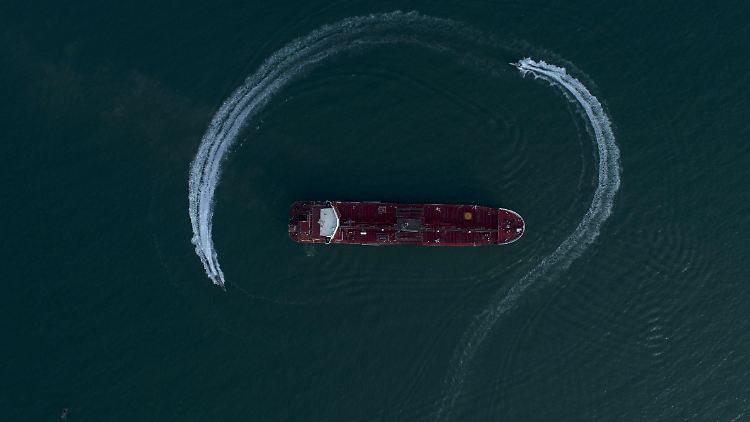 Der britische Öltanker "Stena Impero" wird von Schnellbooten der Revolutionsgarden eingekreist: London plädiert für eine europäische Schutzmission.