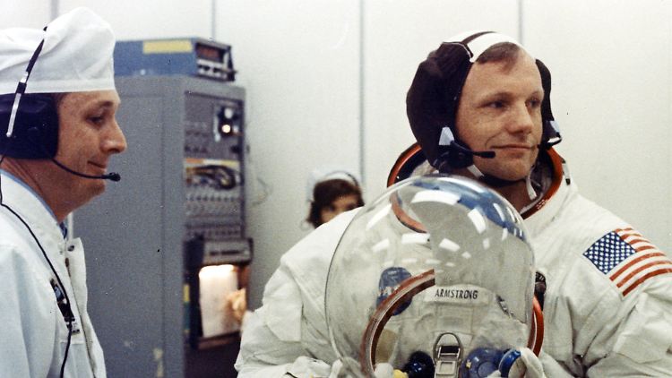 Neil Amstrong war der erste Mensch auf dem Mond. 2012 starb er im Alter von 82 Jahren.