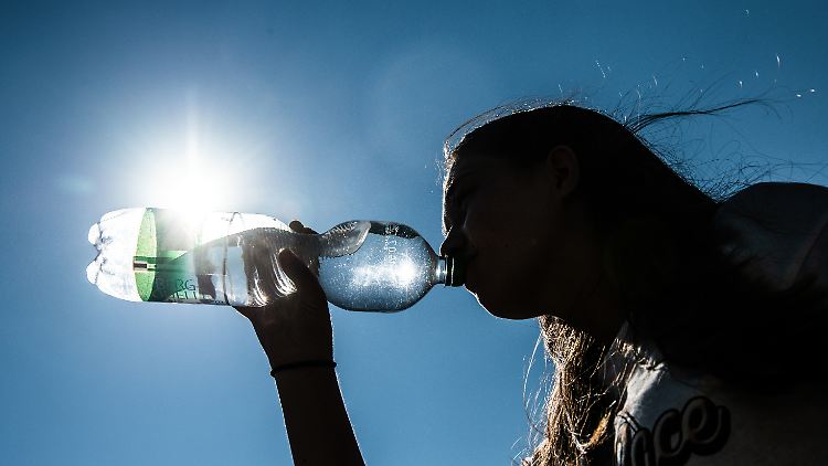 1,5 Liter Wasser sollte jeder täglich trinken - das schaffen allerdings nicht alle.