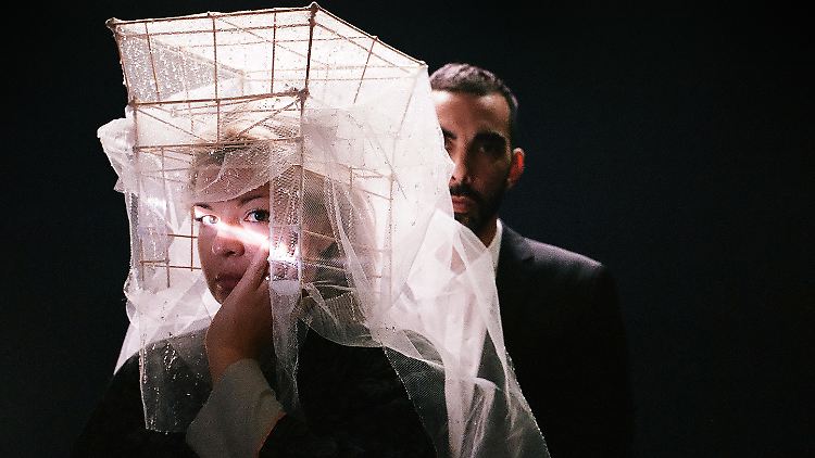 Nach ersten Zusammenarbeiten unter anderem für einen Kollabo-Track mit Haftbefehl, haben Miss Platnum und Produzent Bazzazian mit "The Opera" ein wunderbares Popalbum auf die Beine gestellt. 