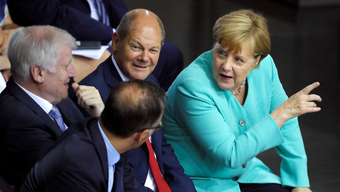 Auf der Regierungsbank ist die Atmosphäre zwischen Union und SPD besser als es angesichts der Redebeiträge scheint. Innenminister Seehofer, Außenminister Maas, Finanzminister Scholz und Kanzlerin Merkel am Rande der Debatte.