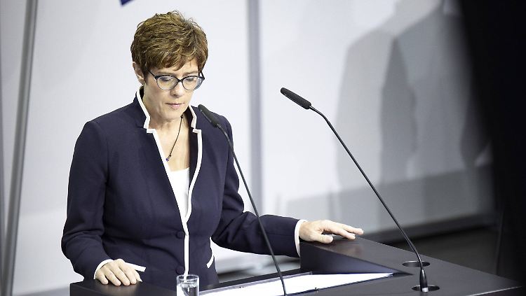 Annegret Kramp-Karrenbauer während ihrer Rede im Foyer des Paul-Löbe-Hauses. Der Plenumssal des Reichstages ist derzeit wegen Bauarbeiten gesperrt.