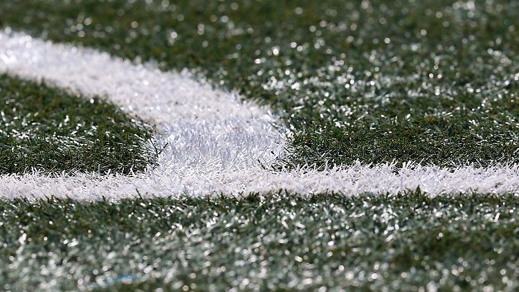 Es bestehen nach Angaben der Echa von 2017 höchstens geringe gesundheitliche Bedenken beim Spielen auf Kunstrasenplätzen mit Plastik-Granulat als Füllmaterial.
