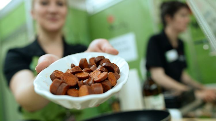 Es muss nicht immer "echtes" Fleisch sein: Eine Frau hält hier vegane Merguez-Wurst in die Kamera.