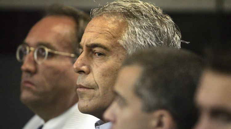 Jeffrey Epstein hatte Dutzende Konten bei der Deutschen Bank. Wurden sie für Mädchenhandel genutzt?