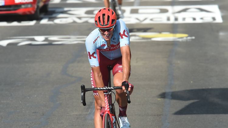 Nils Politt verkündet im Ziel seine Vaterfreuden.
