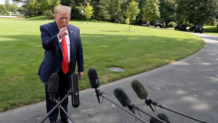 Diesmal kann Donald Trump nicht schnell genug vor die Mikrofone treten.