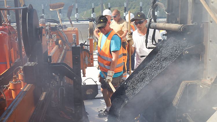 Die Straßenbauer sind der Hitze besonders ausgesetzt.