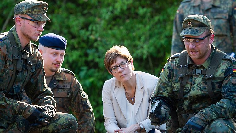 Annegret Kramp-Karrenbauer will eine stärkere Verankerung der Bundeswehr in der deutschen Gesellschaft.