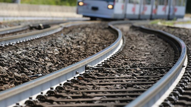 Mit weißer Farbe gestrichen sind die Straßenbahnschienen der Linie 5 in Würzburg über eine Strecke von gut einem Kilometer.