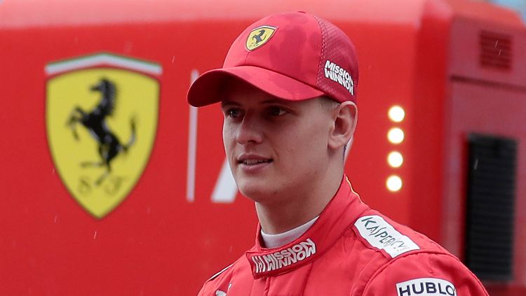 Mick Schumacher darf ein paar Runden im alten Rennwagen seines Vaters drehen.