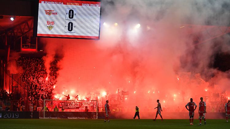 Der flammende Bundesliga-Abschied im Relegationsspiel beim 1. FC Union Berlin kostete den VfB Stuttgart 98.000 Euro.