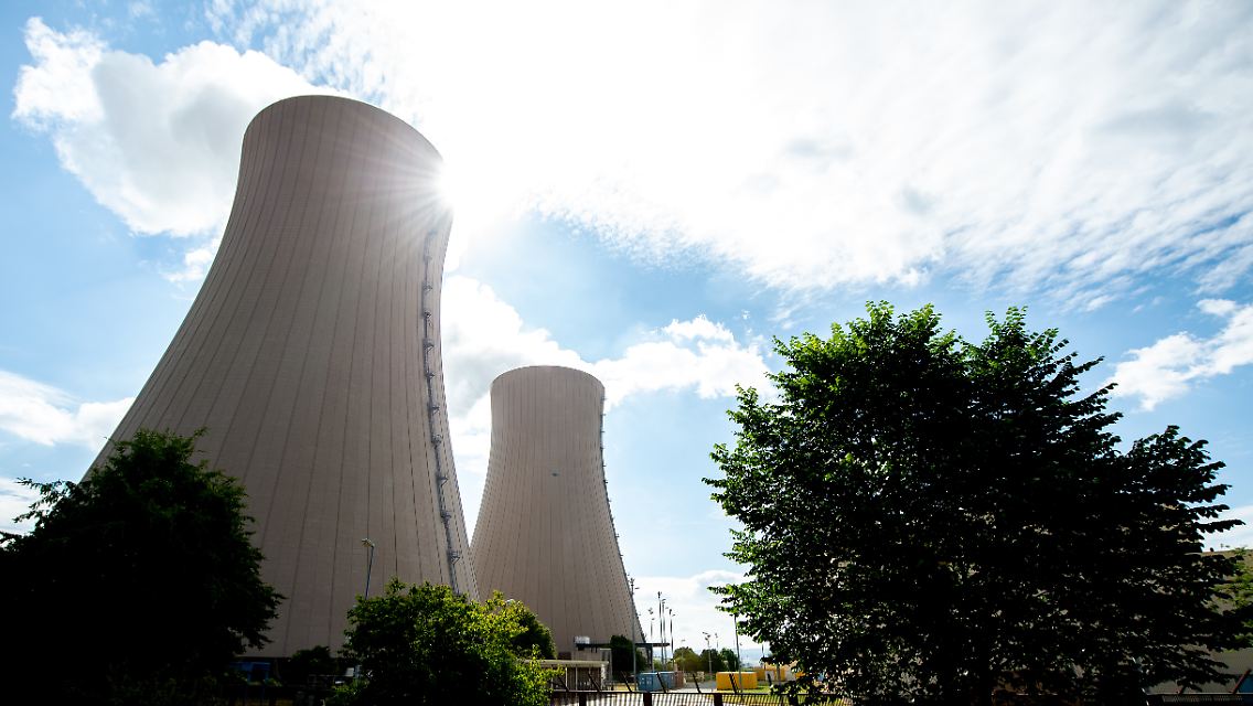 Das Wasser der Weser wird in Grohnde zur Kühlung des Atommeilers genutzt und anschließend wieder in den Fluss geleitet.