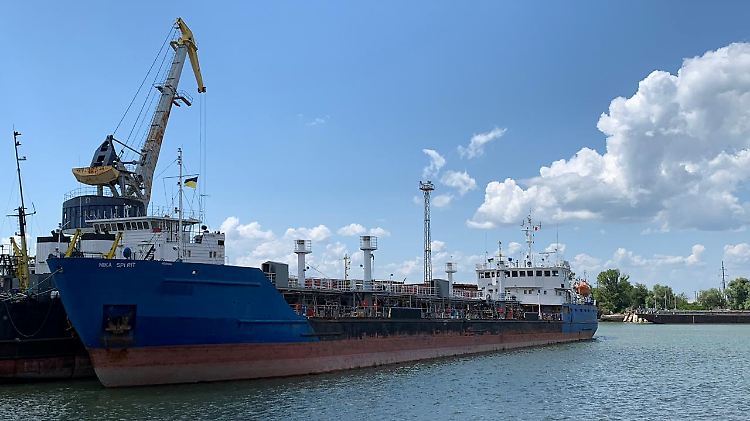 Die Behörden wollen nun die Papiere des Tankers prüfen und die Besatzung befragen.