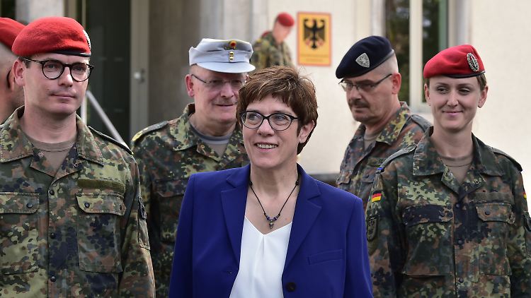 Kramp-Karrenbauer besuchte das Einsatzzentrum der Bundeswehr nahe Potsdam.