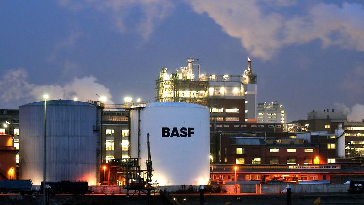 Der Chemieriese BASF rechnet mit keiner großen Wirtschaftsbelebung in naher Zukunft.