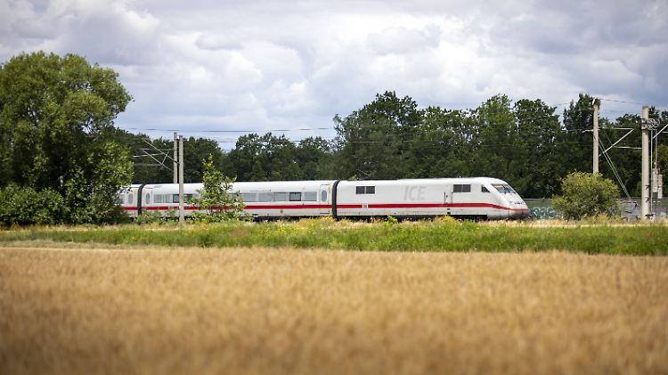 Im Fernverkehr steuert die Bahn auf neue Passagierrekorde zu.