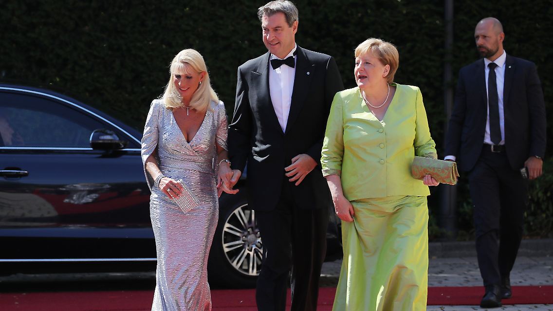 Bundeskanzlerin Angela Merkel mit Markus und Karin Söder.