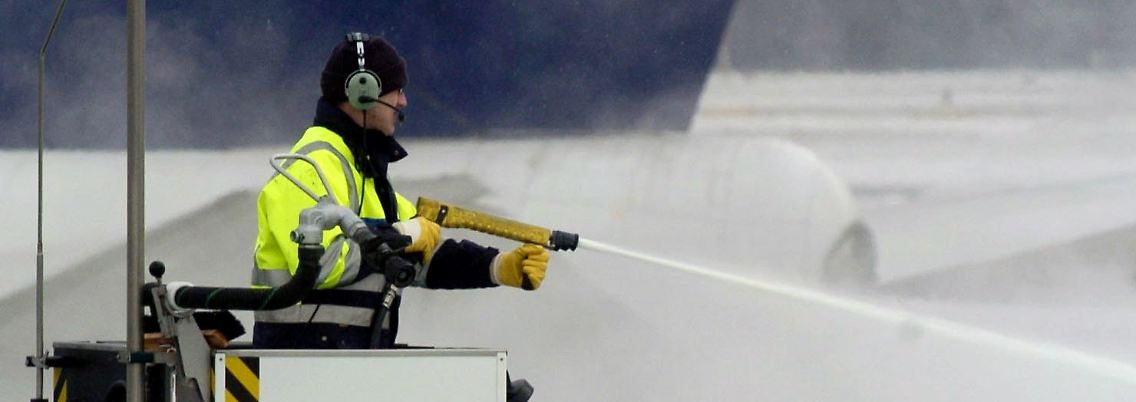 Seit Tagen im Dauereinsatz: Spezialfirmen enteisen die Maschinen mit einem Gemisch aus Alkohol und Wasser.