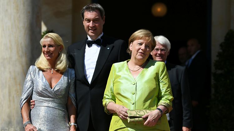 Bayerns ranghöchster Wagner-Freund mit Angetrauter (l.) und Anvertrauter (r.).