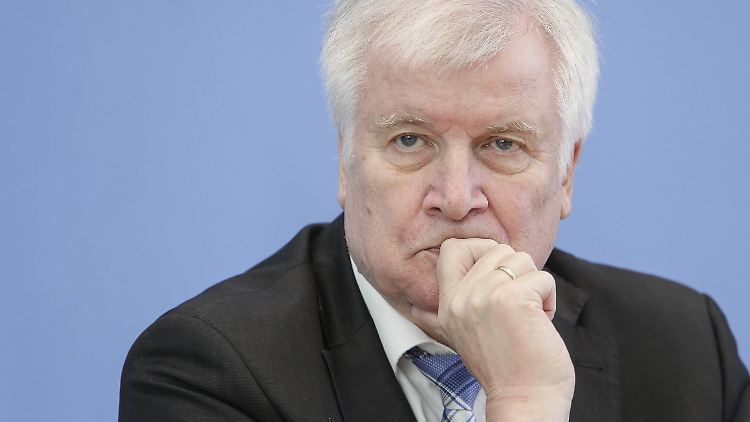 Seehofer sagte, bei konkreter Gefährdung würden Betroffene informiert.