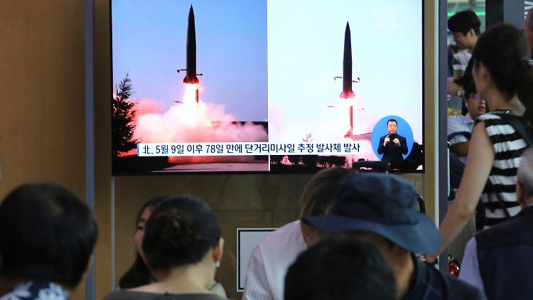 Im südkoreanischen Seoul verfolgen Pendler am Hauptbahnhof Bilder des Raketentests. 