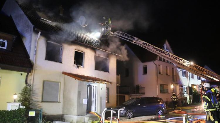 Nach etwa eineinhalb Stunden konnten die Flammen gelöscht werden.