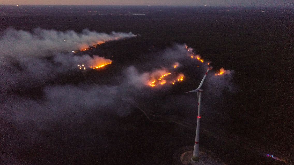 Wenige Wochen nach dem verheerenden Waldbrand bricht bei Jüterborg erneut ein Feuer aus.