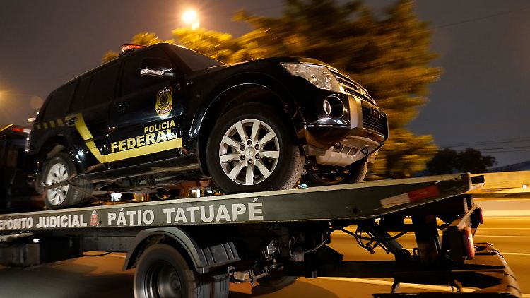 Eines der gefälschten Polizeiautos wird abtransportiert.