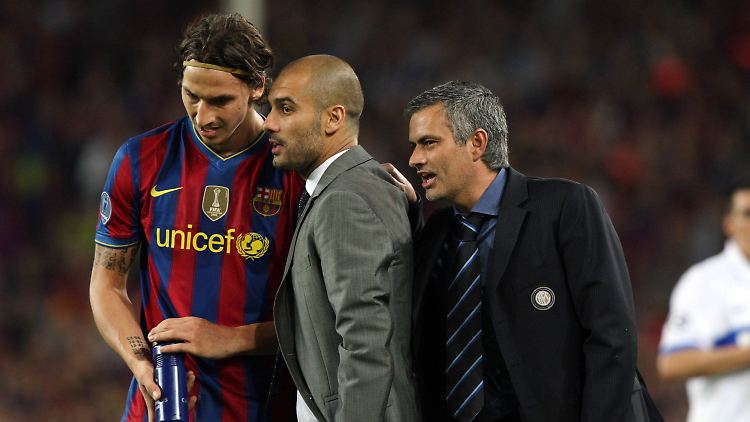 Flüster, flüster: Zlatan Ibrahimovic und Josep Guardiola. Rechts der Mann, das ist José Mourinho, der seinerzeit Inter Mailand trainierte.
