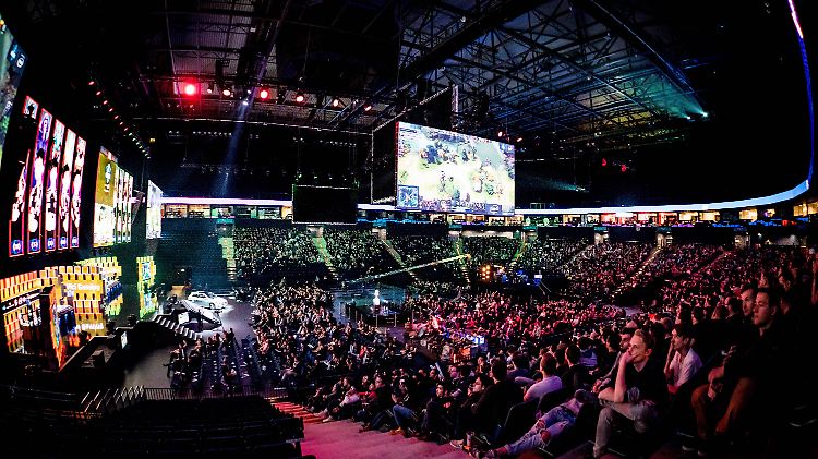 Auch in Deutschland ist E-Sport immer beliebter: Hier der finale Wettbewerbstag in Hamburg bei einem Turnier des Online Multiplayers Dota 2.