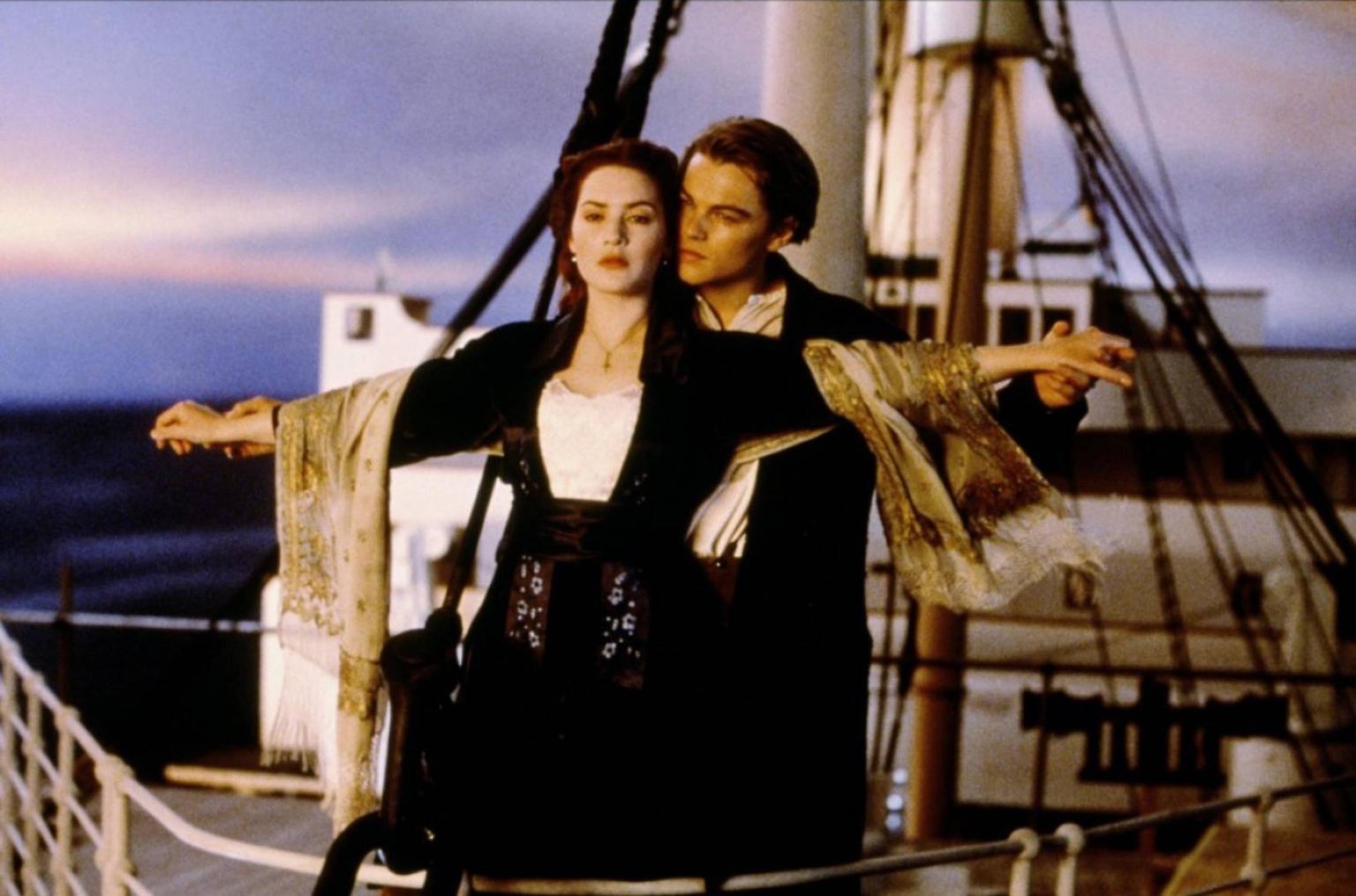 Bevor Sie sich jetzt Hoffnungen machen: Jack wäre so oder so gestorben. Da war einfach kein Platz mehr auf der im Meer treibenden Tür. Punkt. Kein alternatives Filmende von "Titanic" hätte etwas an dieser Tatsache geändert. Doch den Machern des Klassikers von 1997 schwebte während der Dreharbeiten ein anderer Schluss vor, der die alte Rose DeWitt Bukater betrifft.